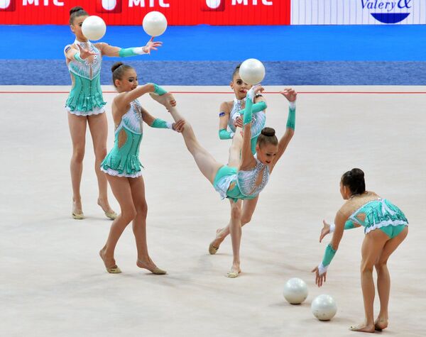 Гимнастки сборной Болгарии выполняют групповые упражнения с пятью мячами