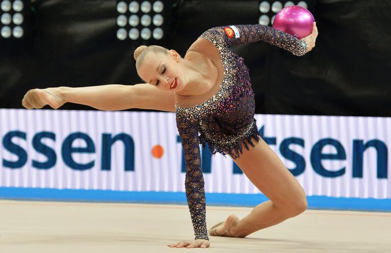 Яна Кудрявцева выполняет упражнения с мячом