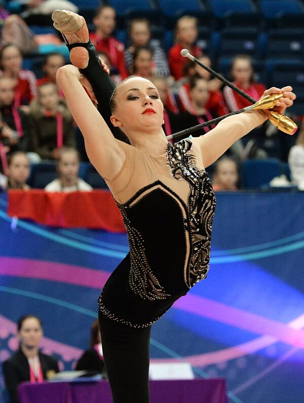 Анна Ризатдинова выполняет упражнения с булавами