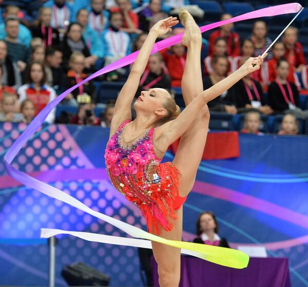 Яна Кудрявцева выполняет упражнения с лентой