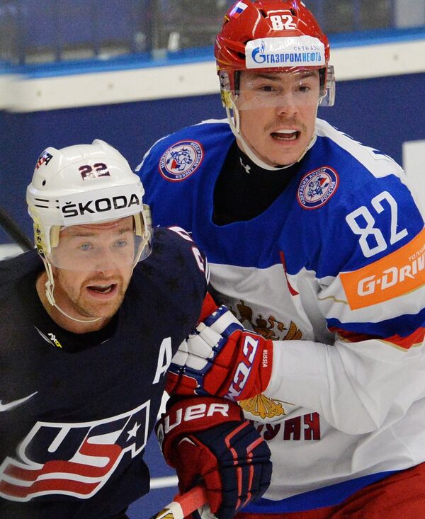 Нападающий сборной США Тревор Льюис (слева) и защитник сборной России Евгений Медведев