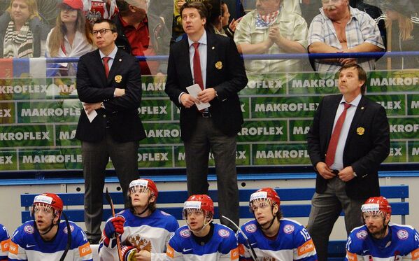 Тренеры сборной России Илья Воробьев, Игорь Никитин и Олег Знарок (во втором ряду слева направо)