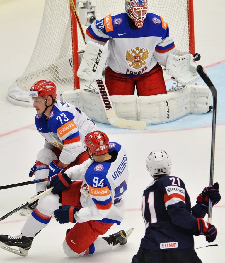 Вратарь сборной России Сергей Бобровский (на втором плане) Вратарь сборной России Сергей Бобровский (на втором плане)