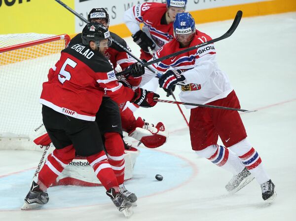 Нападающий сборной Чехии Иржи Новотны (справа) и защитник сборной Канады Аарон Экблад