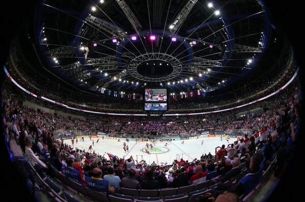 Зрители на матче группового раунда чемпионата мира по хоккею 2015 между сборными командами Чехии и Канады.
