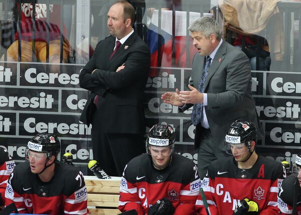 Главный тренер сборной Канады Тодд Маклеллан (справа на втором плане)