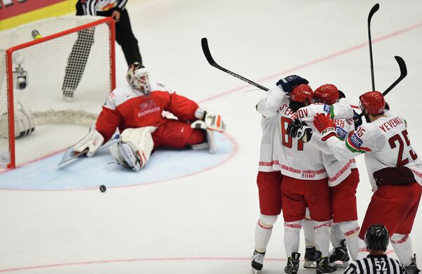 Хоккеисты сборной Белоруссии радуются заброшенной шайбе в ворота датчан