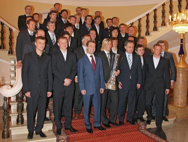 Президент РФ Дмитрий Медведев (третий слева на первом плане) во время встречи в Кремле с игроками и руководителями футбольного клуба Зенит - победителями Кубка УЕФА, архив, 16 мая 2008 г.