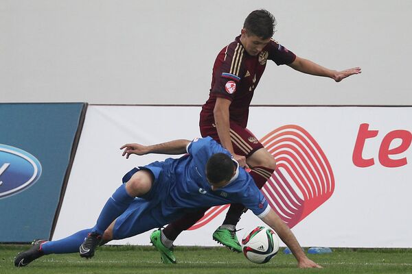 Игровой момент матча юношеских сборных России и Греции