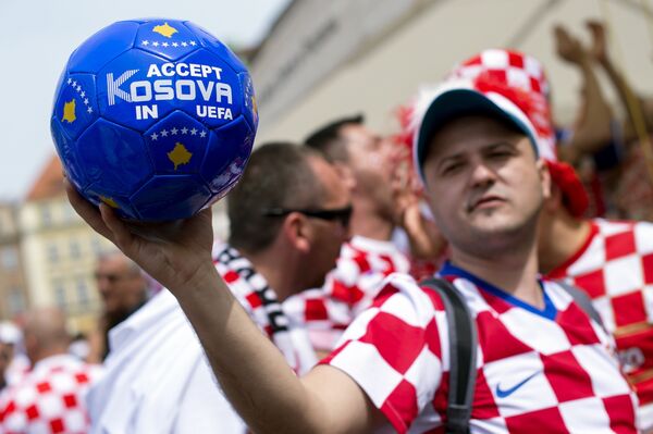 Мяч с призывом включить Косово в УЕФА