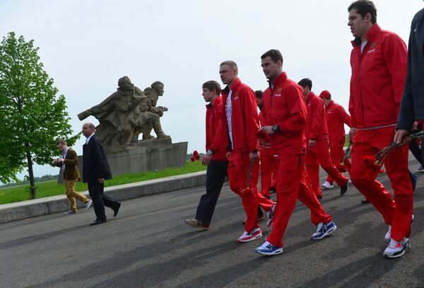 Хоккеисты и тренерский штаб сборной России возложили цветы к Национальному мемориалу в Чехии