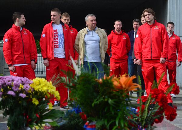 Хоккеисты и тренерский штаб сборной России возложили цветы к Национальному мемориалу в Чехии