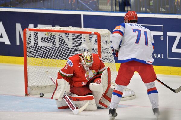 Нападающий сборной России Илья Ковальчук (справа) забрасывает шайбу в ворота Кевина Лаланда