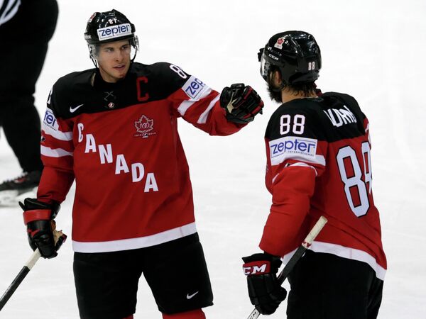 Хоккеисты сборной Канады Брент Бёрнс и Сидни Кросби (слева направо)
