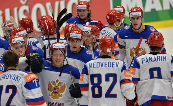 Хоккеисты сборной России по хоккею радуются победе