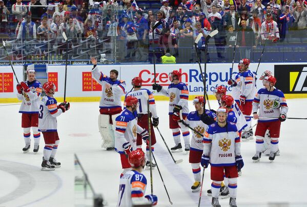 Хоккеисты сборной России по хоккею радуются победе