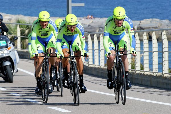 Велогонщики команды Tinkoff-Saxo на первом этапе Джиро д'Италия