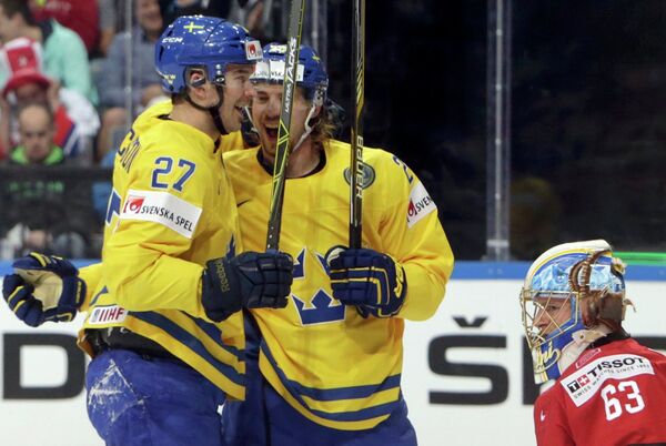 Нападающие сборной Швеции по хоккею Джимми Эрикссон и Элиас Линдхольм (слева направо)