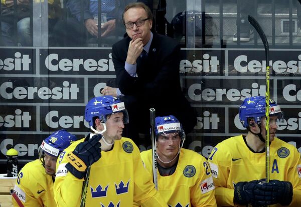 Главный тренер сборной Швеции по хоккею Пер Мортс (на заднем плане)