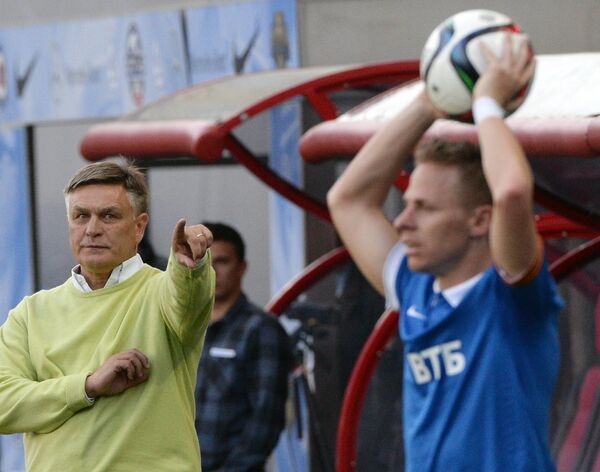Главный тренер Торпедо Валерий Петраков (слева) и полузащитник Динамо Балаж Джуджак