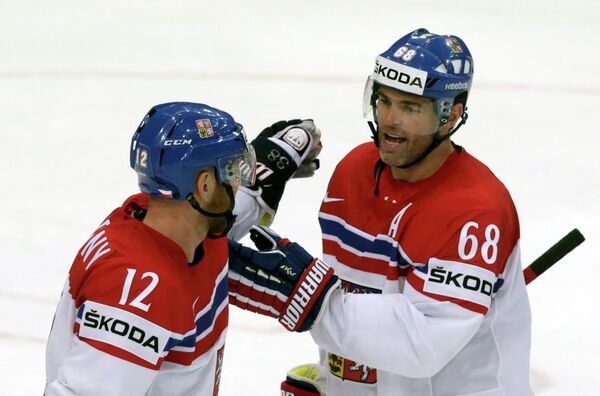 Хоккеисты сборной Чехии Иржи Новотны и Яромир Ягр (справа)