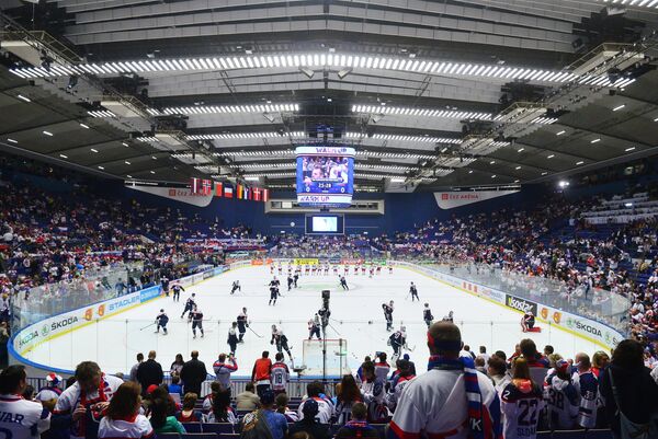 Игроки сборных Словакии и России по хоккею перед матчем