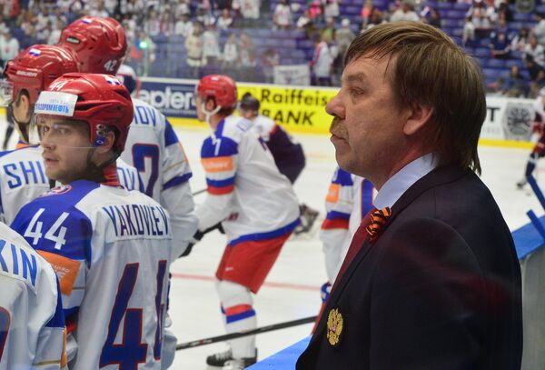 Главный тренер сборной России по хоккею Олег Знарок (справа)