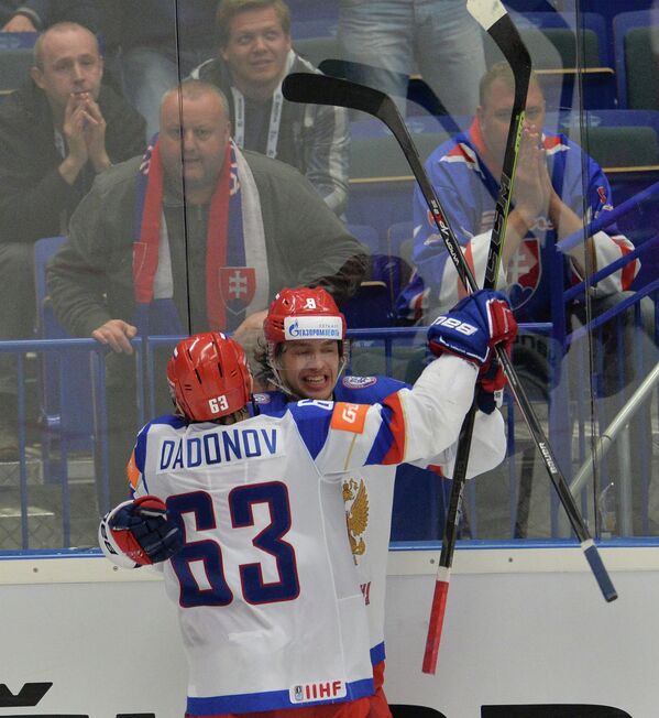 Хоккеисты сборной России Евгений Дадонов (слева) и Артемий Панарин
