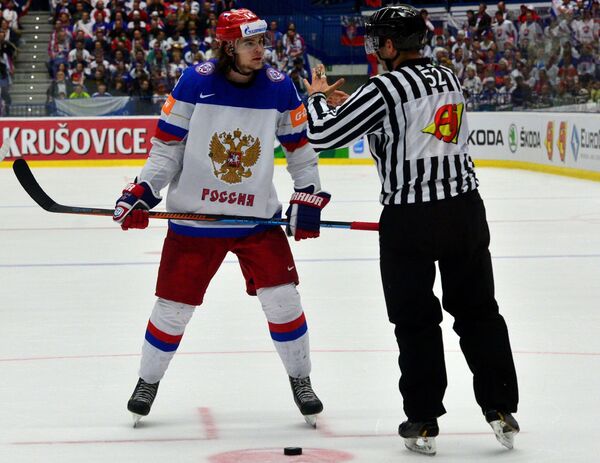 Нападающий сборной России Виктор Тихонов (слева)