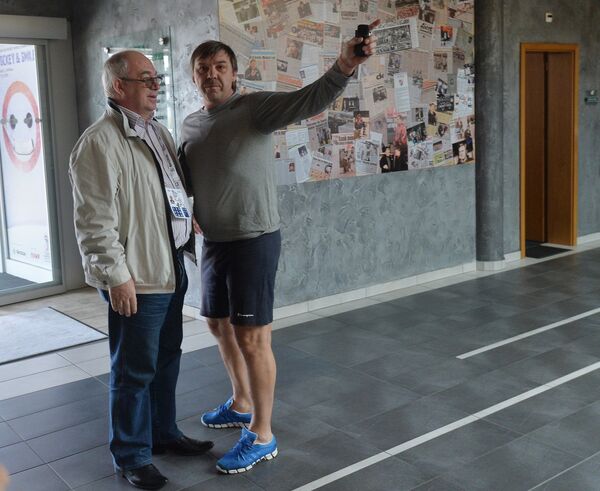 Главный тренер сборной России по хоккею Олег Знарок (справа) перед тренировкой