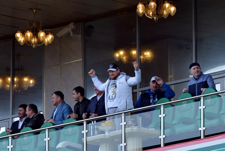 Рамзан Кадыров (третий справа) Рамзан Кадыров (третий справа)