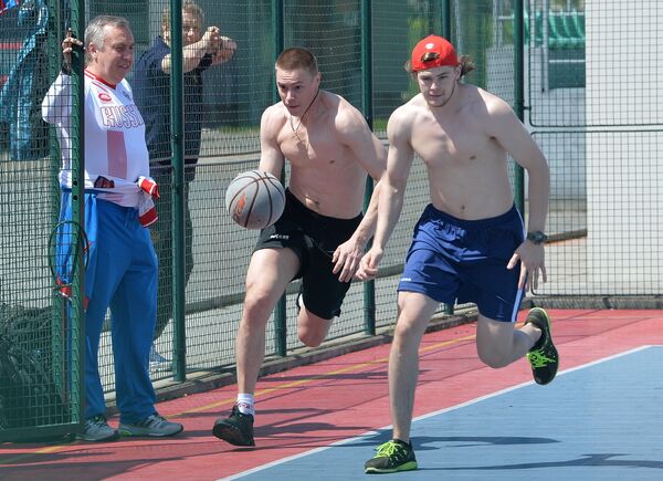 Хоккеисты сборной России Виктор Тихонов и Евгений Медведев (справа налево) на тренировке