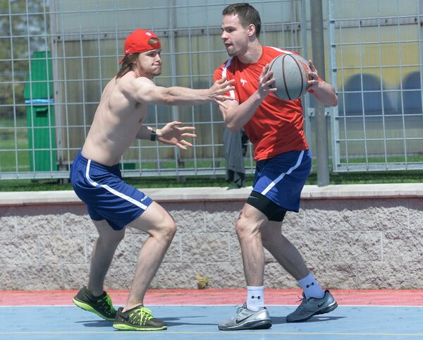 Хоккеисты сборной России по хоккею Виктор Антипин (справа) и Виктор Тихонов на тренировке