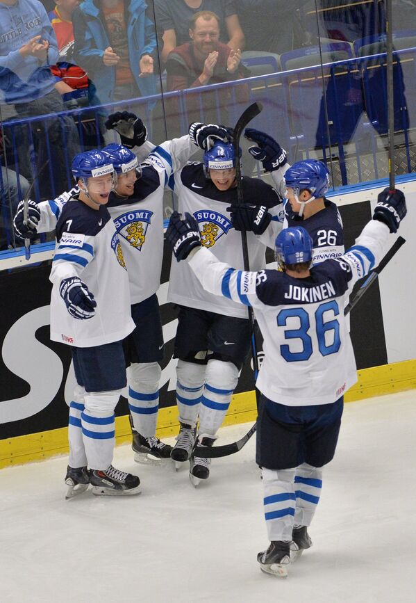 Игроки сборной Финляндии по хоккею радуются заброшенной шайбе