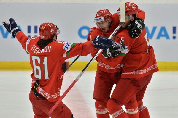 Игроки сборной Белоруссии радуются забитой шайбе