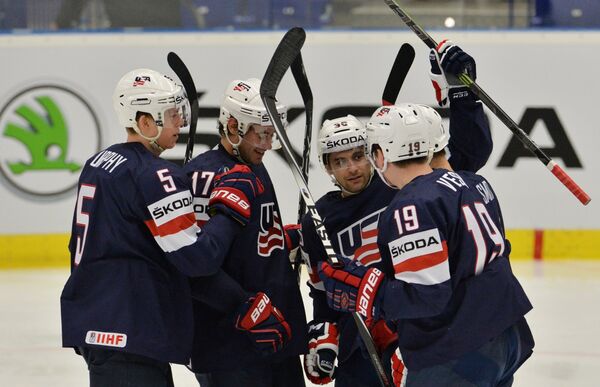 Хоккеисты сборной США радуются заброшенной шайбе