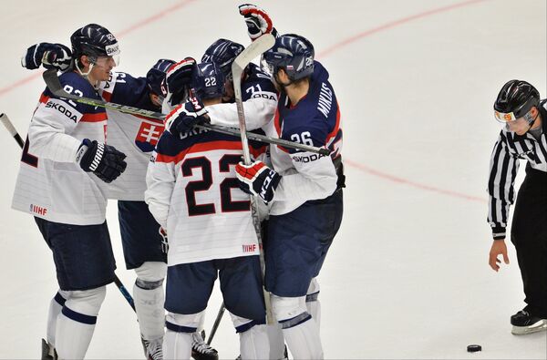Хоккеисты сборной Словакии радуются заброшенной шайбе