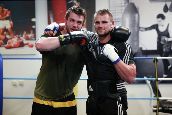 Российский боксер Денис Бойцов на тренировке (справа, фото из архива)