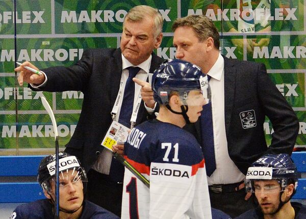 Главный тренер сборной Словакии Владимир Вуйтек (второй слева)