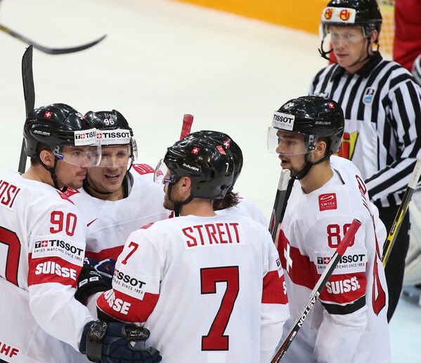 Хоккеисты сборной Швейцарии Роман Йози, Дамьен Бруннер, Марк Штрайт, Коди Элмонд (слева направо)