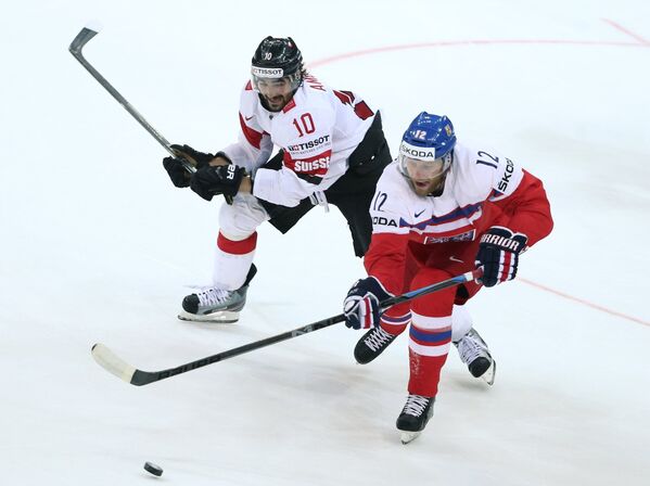 Нападающие сборной Чехии Иржи Новотны (справа) и сборной Швейцарии Андрес Амбюль