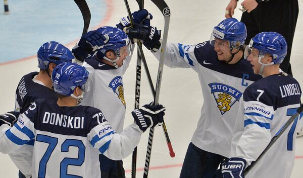 Хоккеисты сборной Финляндии радуются забитой шайбе