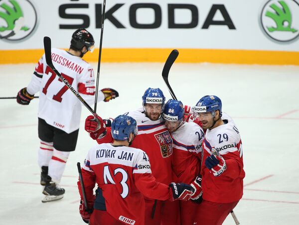 Хоккеисты сборной Чехии радуются забитой шайбе