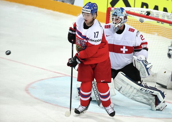Нападающий сборной Чехии Владимир Соботка (слева) и вратарь сборной Швейцарии Рето Берра