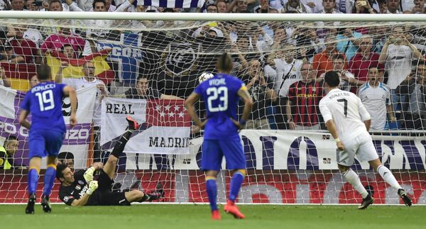 Форвард Реала Криштиану Роналду забивает гол в ворота Ювентуса
