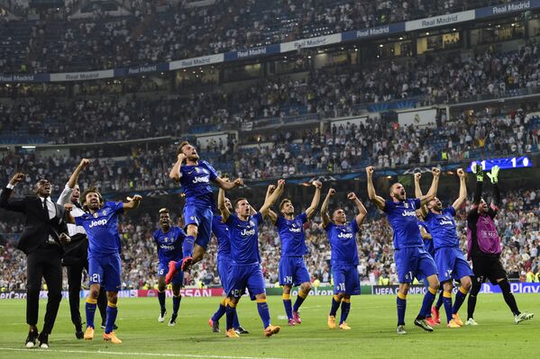 Футболисты Ювентуса празднуют победу над Реалом