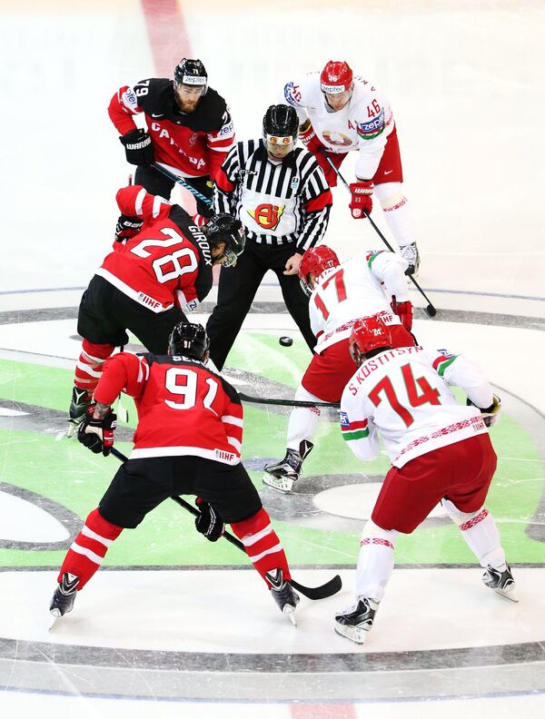 Хоккеисты сборной Канады (слева) и хоккеисты сборной Белоруссии