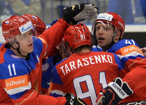 Нападающие сборной России Евгений Малкин, Владимир Тарасенко и Николай Кулёмин (слева направо) радуются заброшенной шайбе