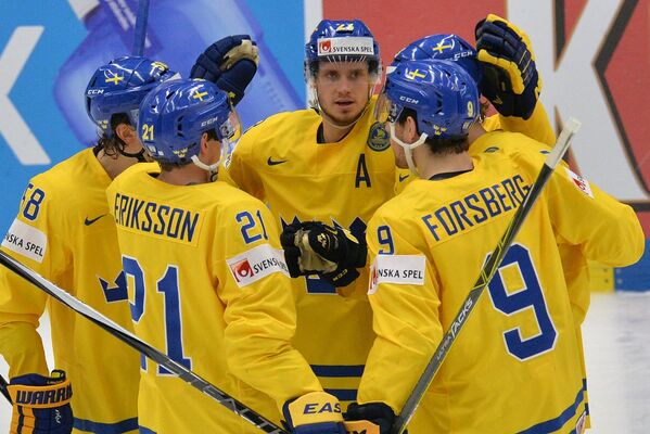 Хоккеисты сборной Швеции радуются заброшенной шайбе