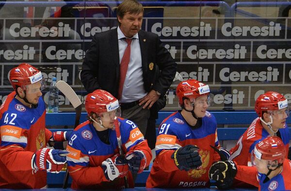 Главный тренер сборной России Олег Знарок (в центре на заднем плане)